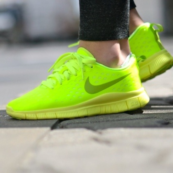 nike free neon yellow